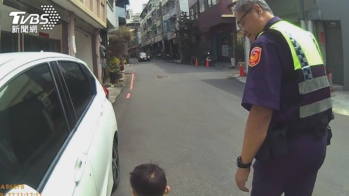 方向感驚人!2歲童走失竟「牽警指路」走3百公尺順利找到家