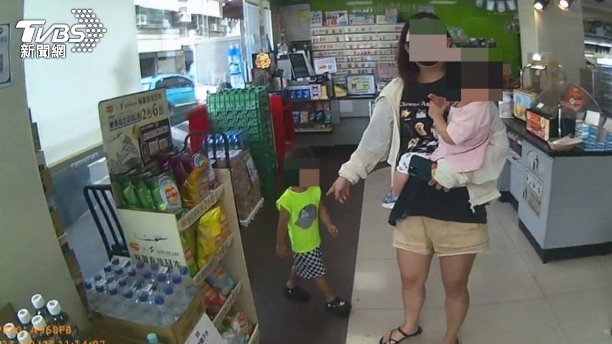 善心民眾將男童帶到超商。(圖/TVBS)