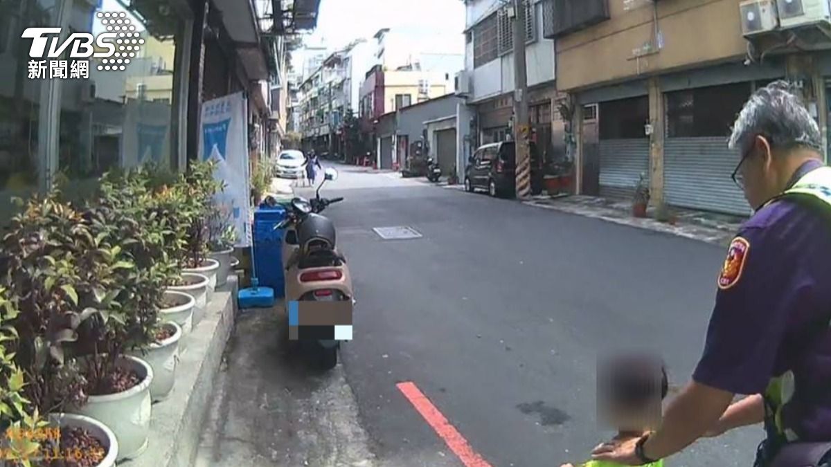 男童帶員警找到回家的路。(圖/TVBS)