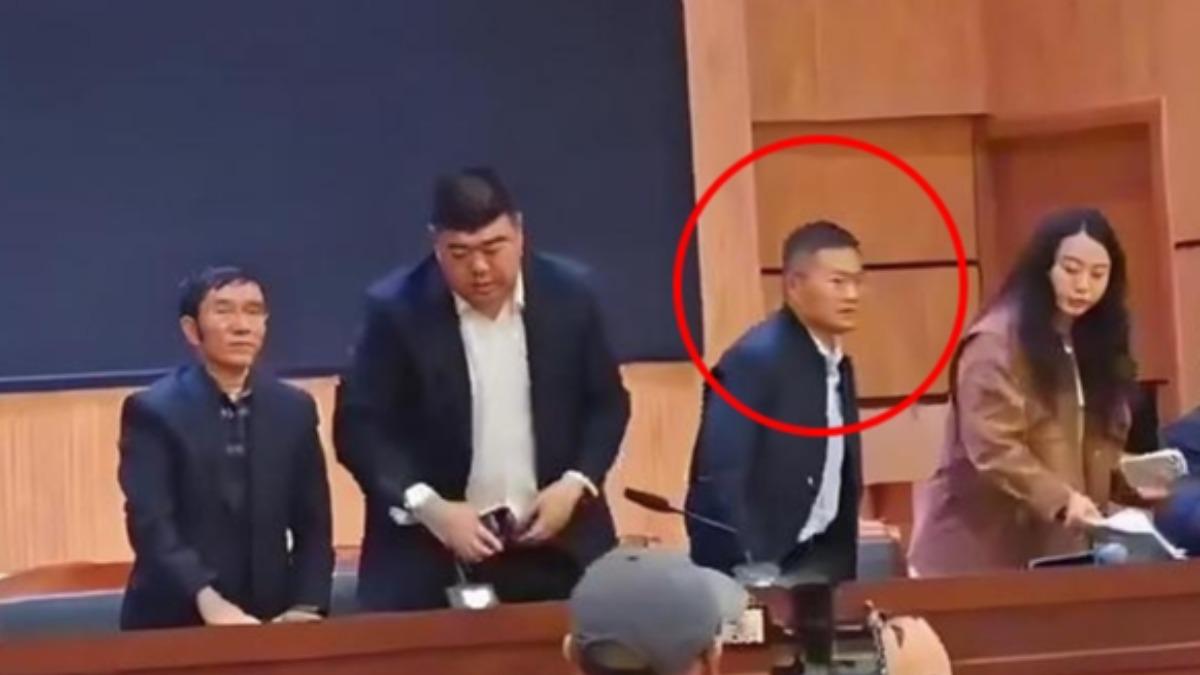 校董不理家長追問，手插口袋就閃人。（圖／翻攝自網易）