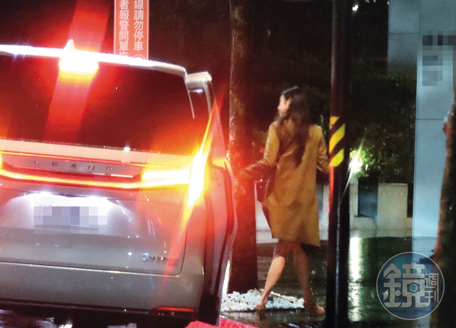 黃立成先送女伴回家,即使兩人住處僅須過個馬路就到。(圖/鏡週刊)