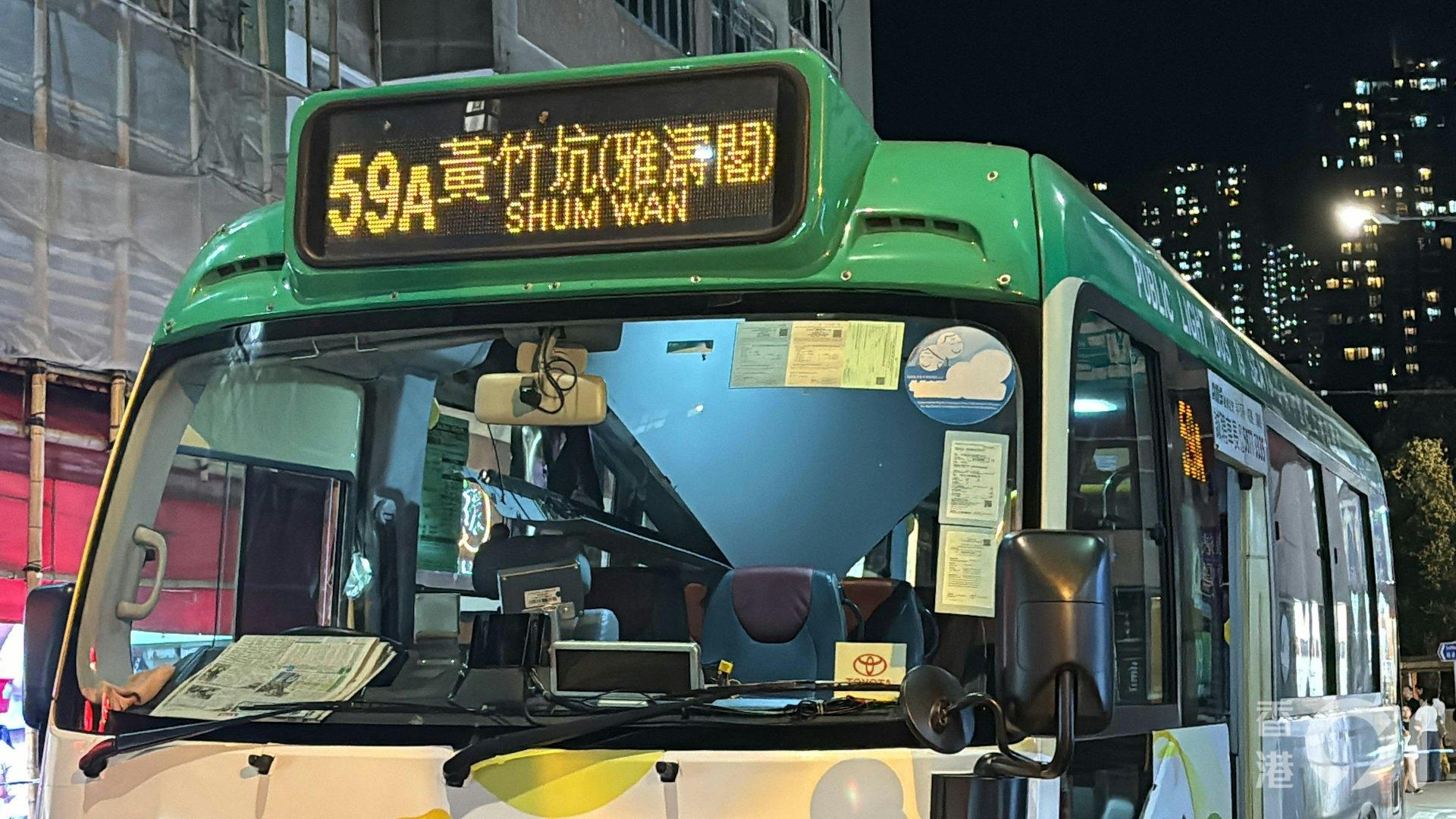 涉事小巴59A，事後車內天花板等配件掉落。（圖／香港01）
