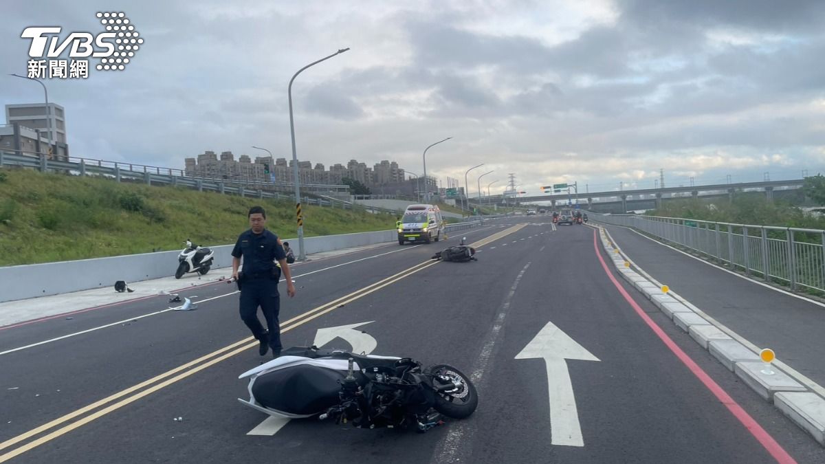 快訊/板橋死亡事故!2機車擦撞 18歲騎士噴飛猛撞燈桿身亡