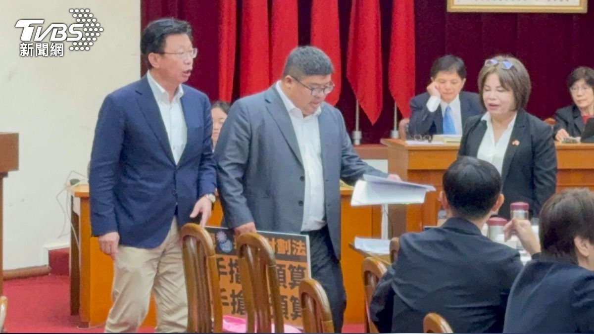 蔡易餘超時發言,引起其他立委不滿,財政委員會一早就爆發口角衝突。(圖/謝佩穎攝)