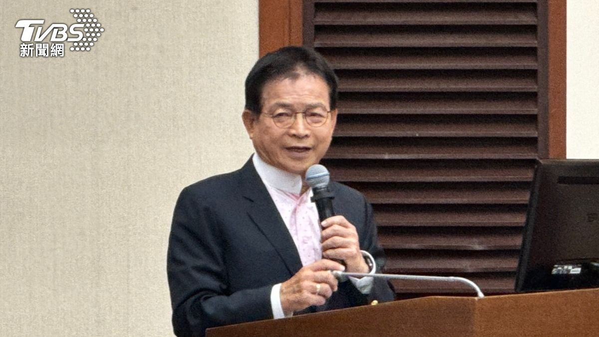 立委賴士葆批評《財劃法》就是皇帝制度,分配不均。(圖/謝佩穎攝)