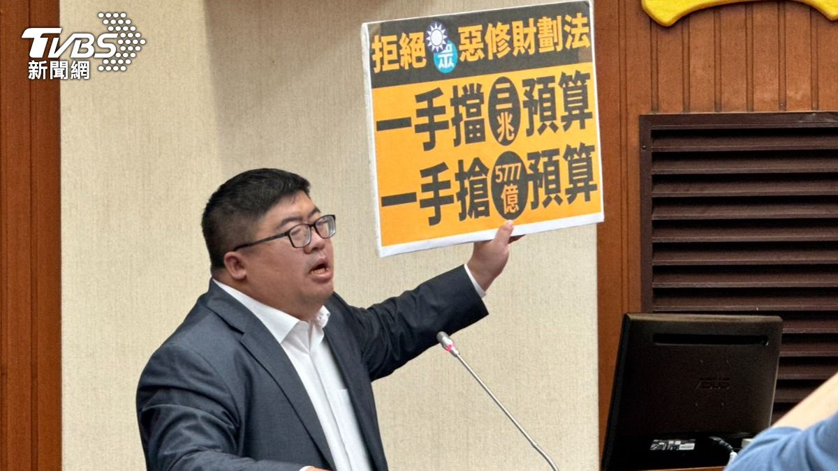 立委蔡易餘不僅超時發言,還拿出手板,最後被其他立委請下台。(圖/謝佩穎攝)