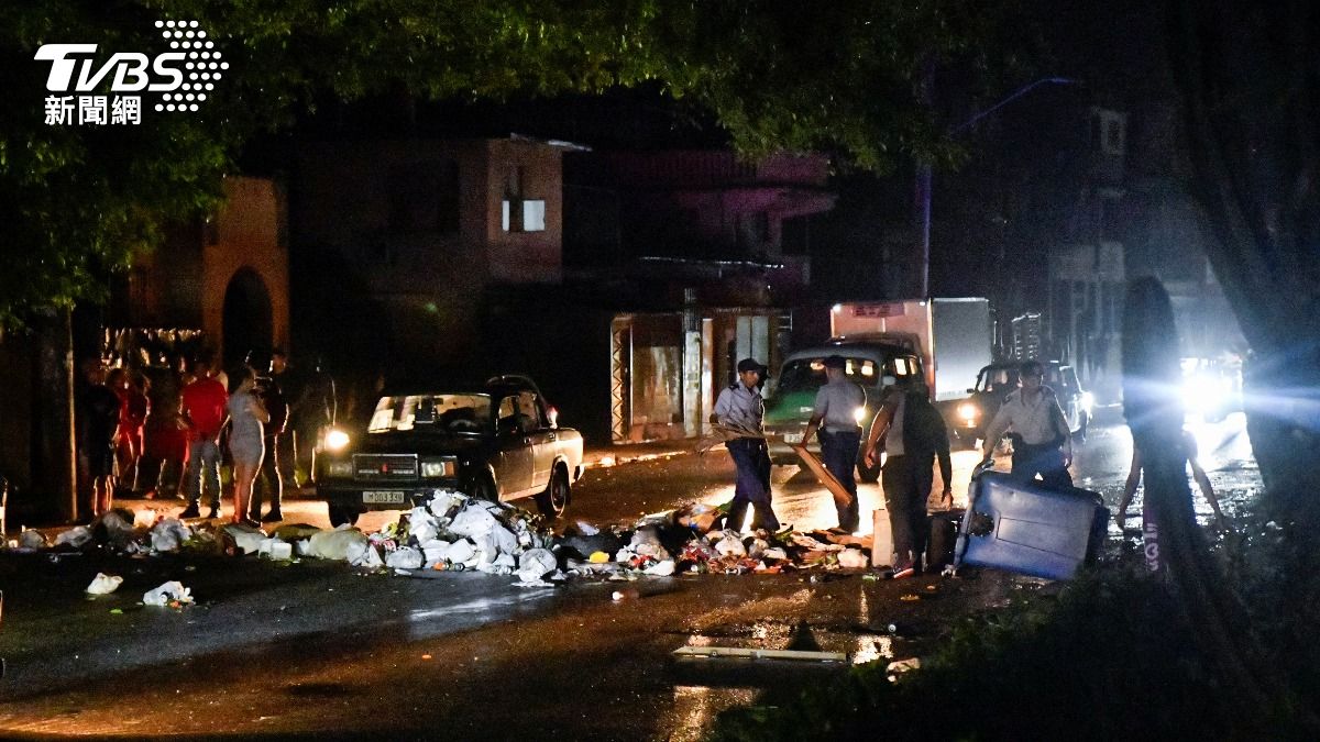 不滿政府未能處理斷電危機，哈瓦那居民一度阻攔道路發動抗議。（圖／達志影像路透社）