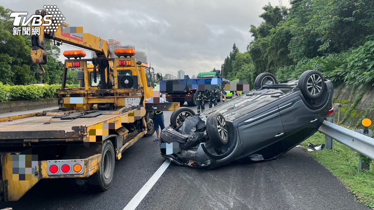 國3翻車事故!聯結車疑變換車道不慎 撞轎車害翻3人送醫