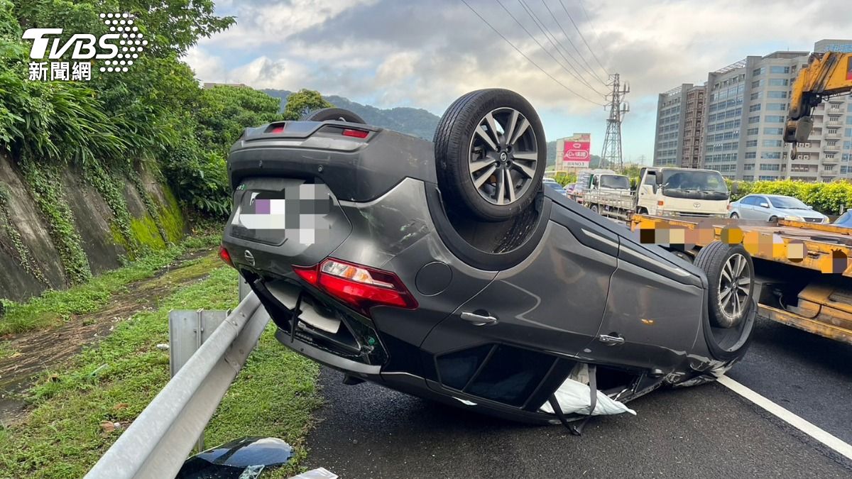 聯結車變換車道不慎追撞前車，導致小轎車失控翻覆。（圖／TVBS）