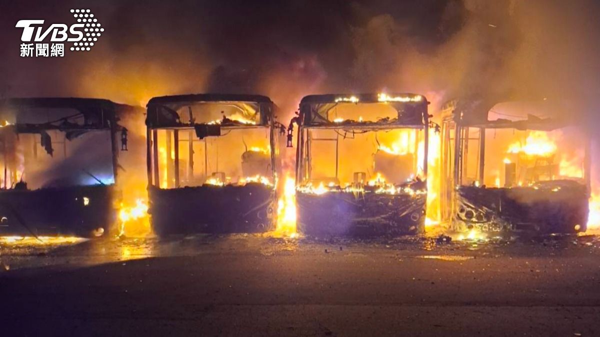 台中四方電巴欠薪停業!遭扣押公車深夜狂燒 9輛慘剩骨架