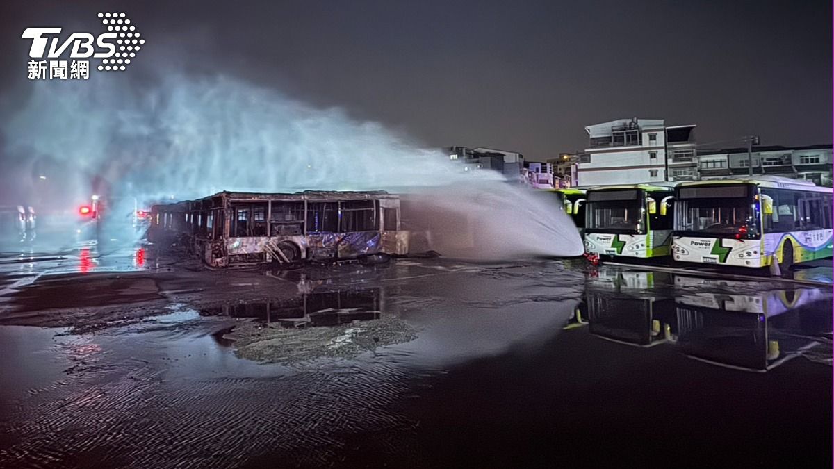 9輛車燒毀。(圖/TVBS)