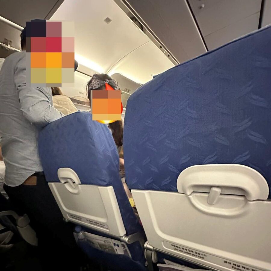 網友在飛機上遇到吵鬧的孩子,家長一點表示都沒有。(圖/翻攝自爆怨公社)