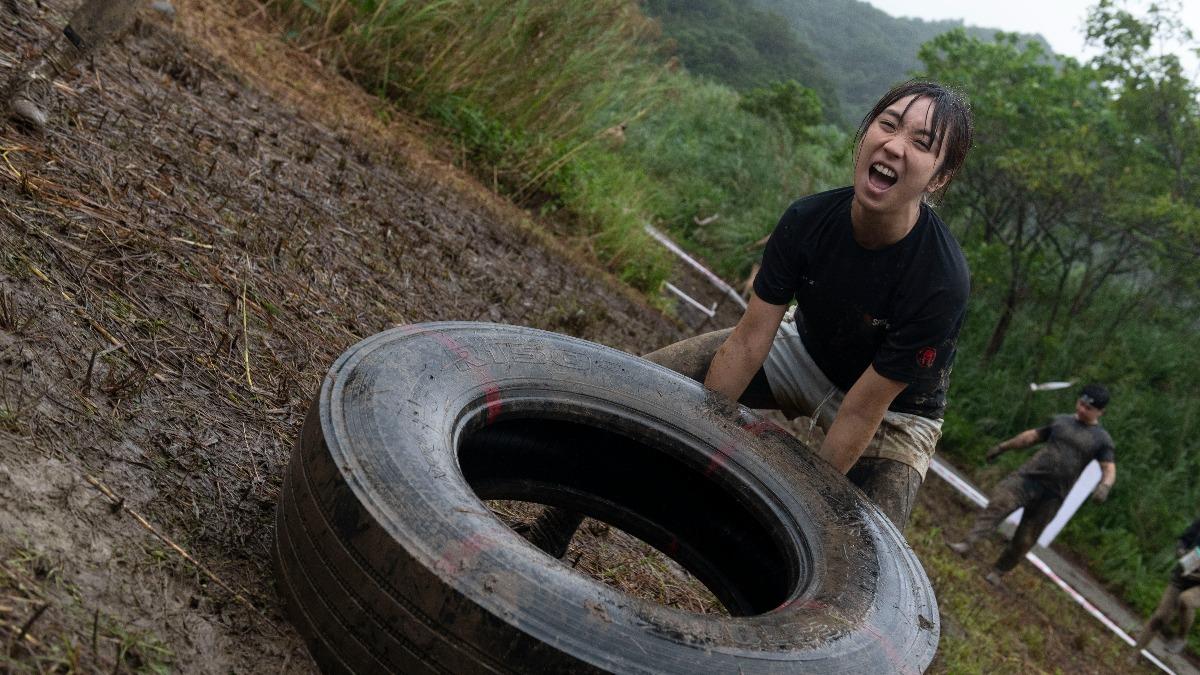 《女兵日記》都沒那麼苦！梁舒涵泥濘跑跳超狼狽　驚見感人景象