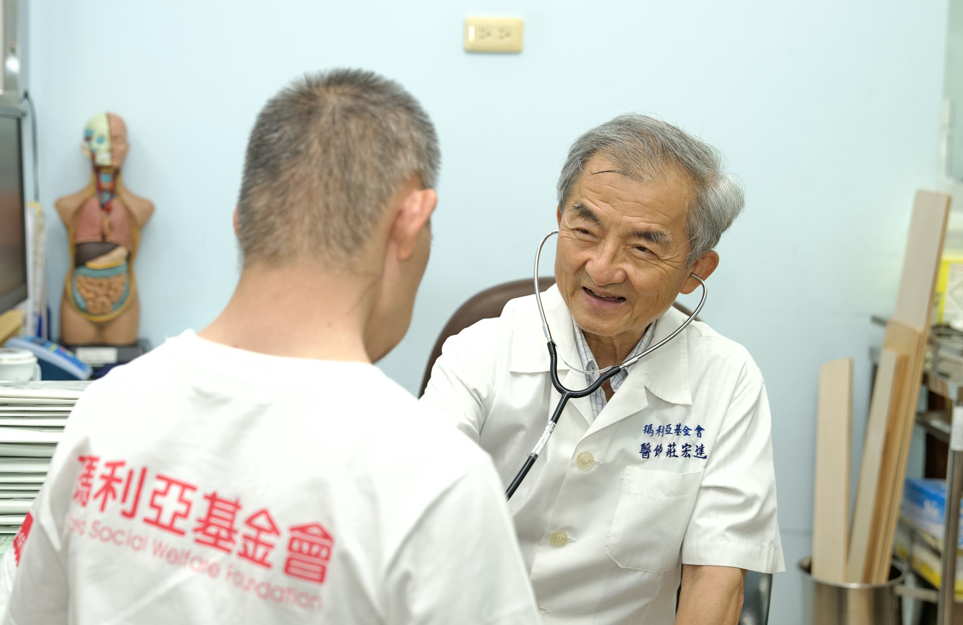 ▲莊宏達醫師與瑪利亞基金會團隊期盼成為障礙家庭的後盾,籌建「安老家園」,要給老化心智障礙者一個家。(來源:瑪利亞基金會)