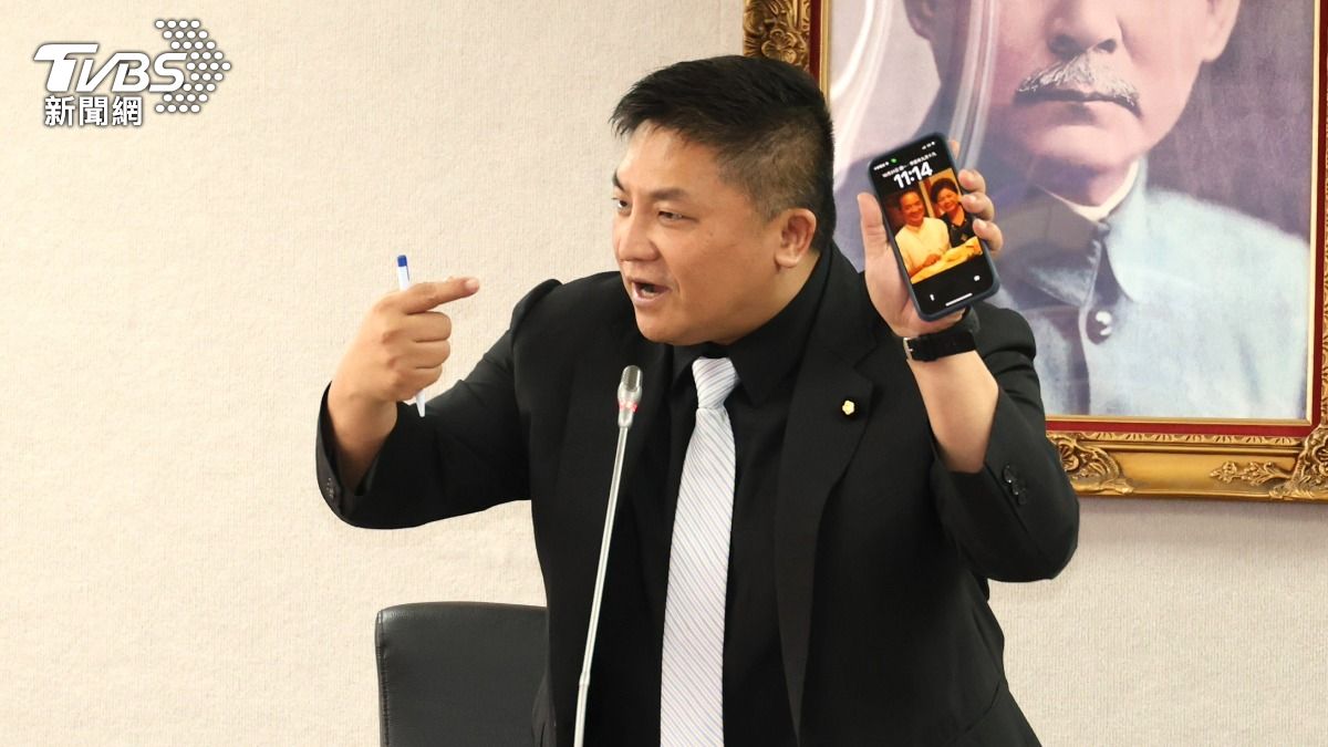吳宗憲高舉手機稱「沒有來電」。(圖/潘建樺攝)