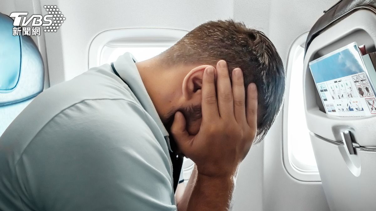 搭機遇小孩吵鬧！狂丟東西「砸中他的頭」　家長1行為全網怒了