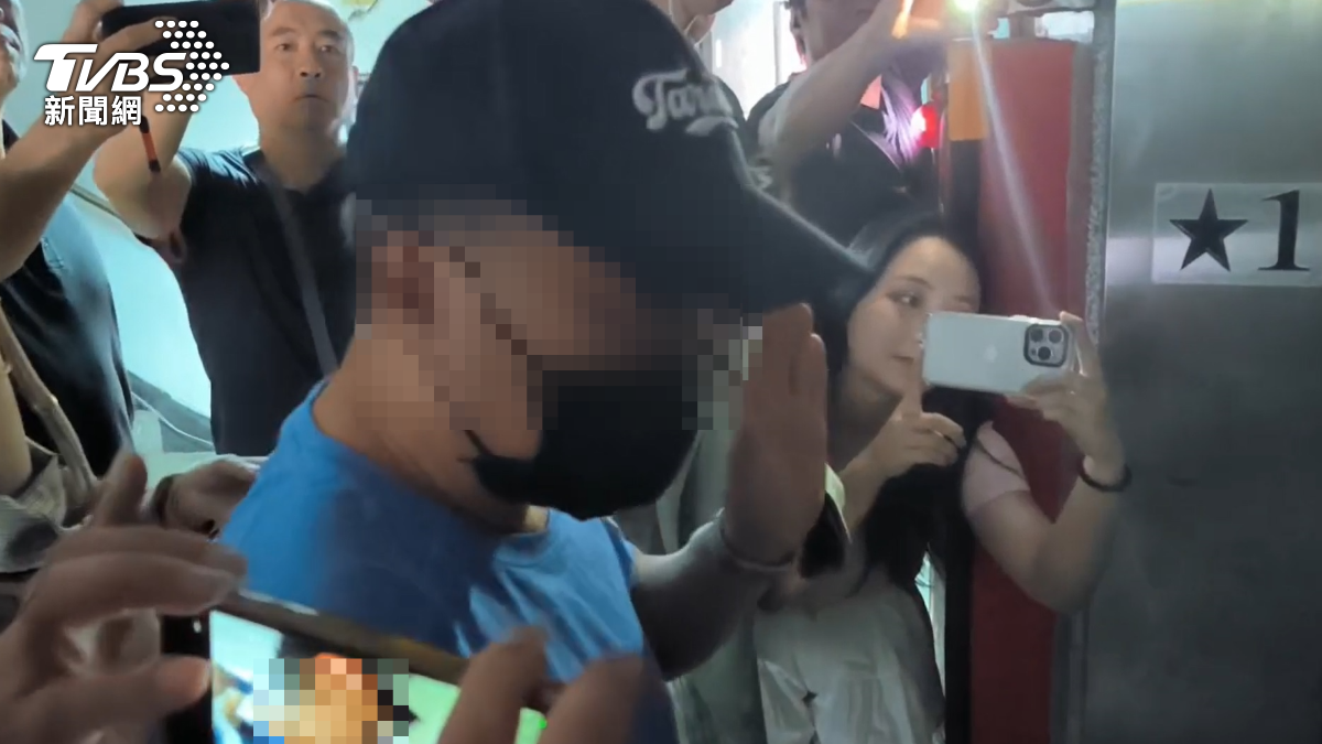 曾少的外公現身警局遭媒體包圍。（圖／TVBS）
