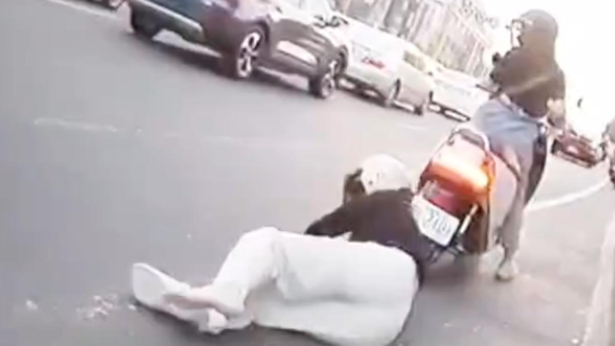 鬼切釀慘劇！嫩妹翻滾摔「上衣勾車牌」遭拖行　驚險畫面曝