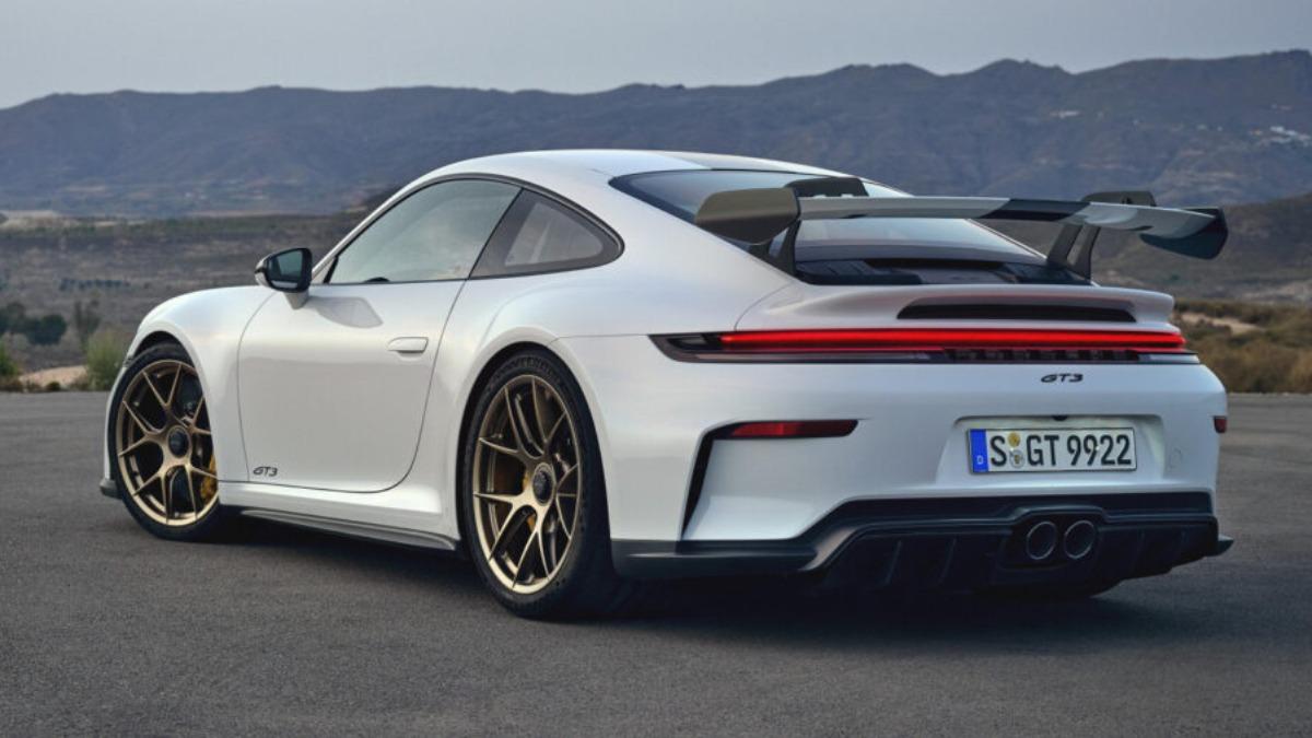 兩車型外觀最大不同,即是911 GT3尾部搭載大型擾流板。(圖/Porsche提供)