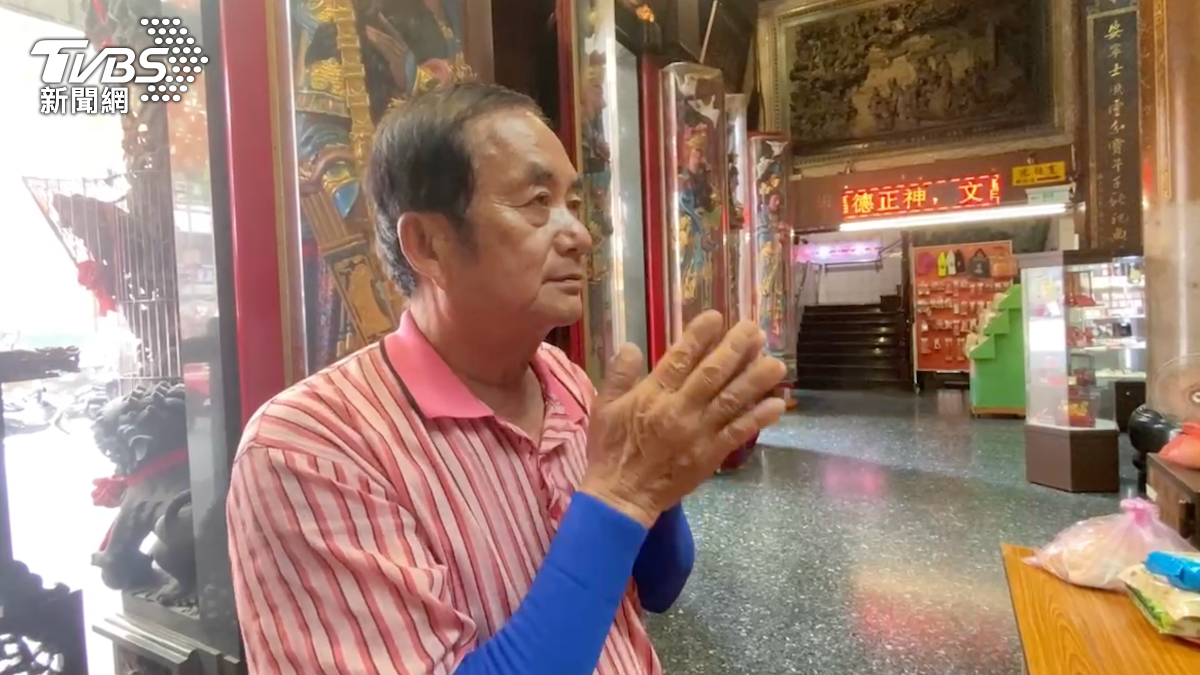 鴨農誠心向媽祖求保佑。(圖/TVBS)