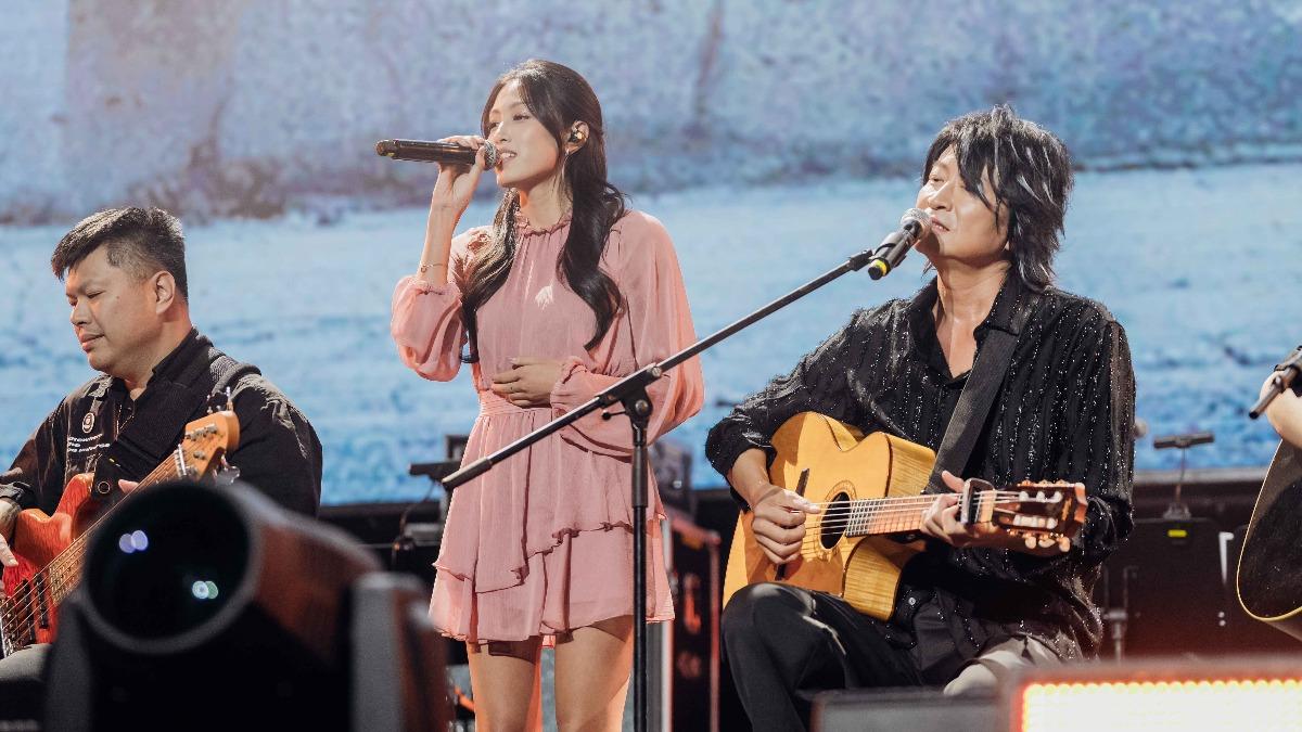 游鴻明帶著女兒游宇潼演唱歌曲〈夫妻臉〉。(圖/好好玩文化傳媒提供)