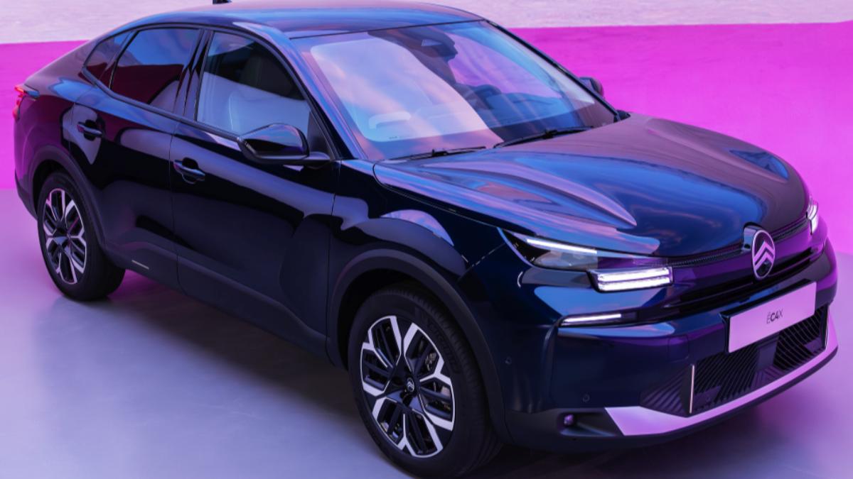而C4 X則以斜背車的優雅輪廓,展現流暢與寬敞的空間。(圖/Citroën提供)