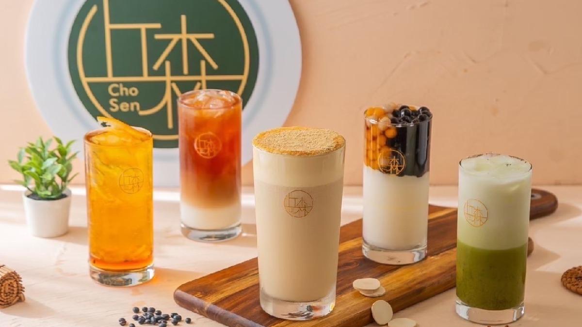 「丘森茶室」於於10/24~11/13推出「手搖飲全品項買一送一」的活動,提供2000張優惠券,換完為止。(圖/丘森茶室提供)