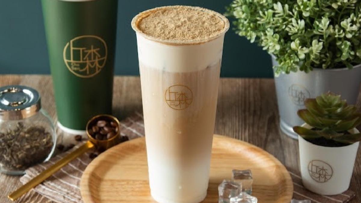 「重乳白玉璽」(95元)基底為高山烏龍,搭配鮮乳與自製奶蓋,是推薦的招牌飲品。(圖/丘森茶室提供)