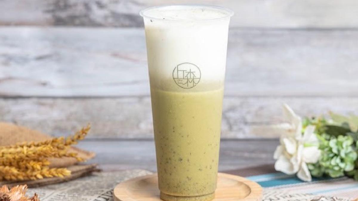 健康滿滿的「堅果鮮奶緑」(中杯89元,大杯119元),用上22種穀物,並加入東方美人茶、鮮奶製作,喝來無負擔。(圖/丘森茶室提供)