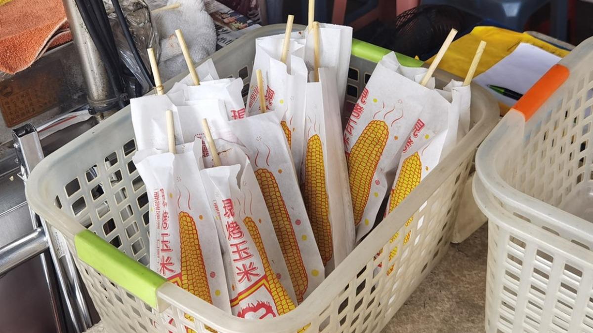烤好的玉米會使用紙袋包裝。(圖/DARREN蘋果樹旅遊玩樂誌提供)