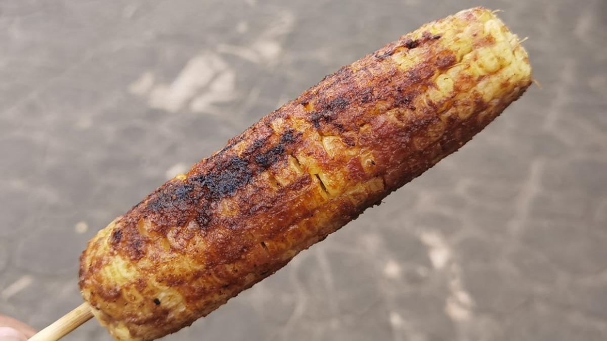 玉米口感帶點Q軟,再刷上鹹甜的特調醬料超唰嘴。(圖/DARREN蘋果樹旅遊玩樂誌提供)