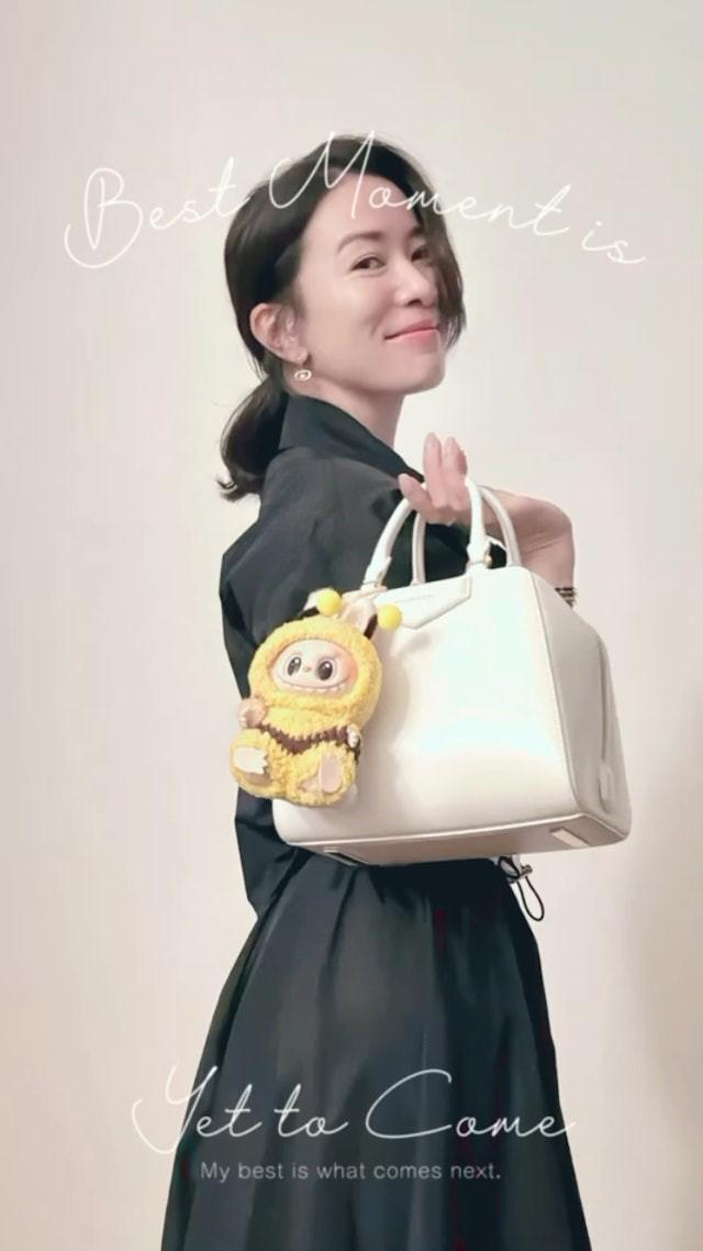 佘詩曼手袋上吊飾是熱爆全球的潮物LABUBU。（圖／翻攝自IG@charmaine_sheh）