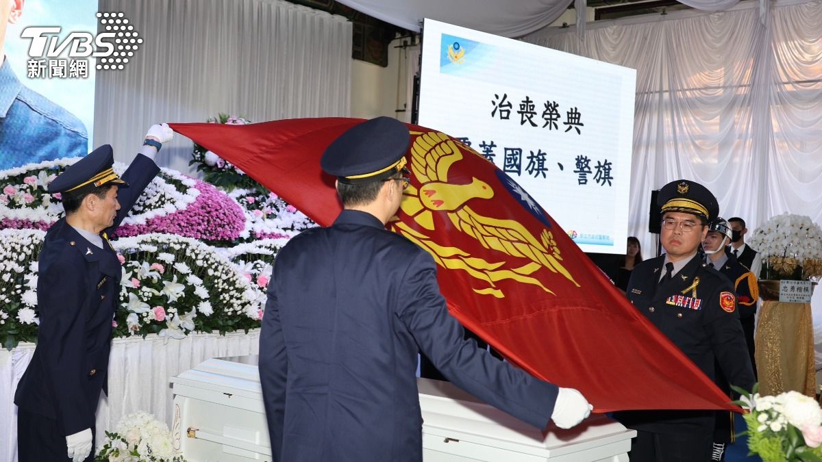 土城殉職所長劉宗鑫公祭,靈柩覆蓋警旗。(圖/TVBS)
