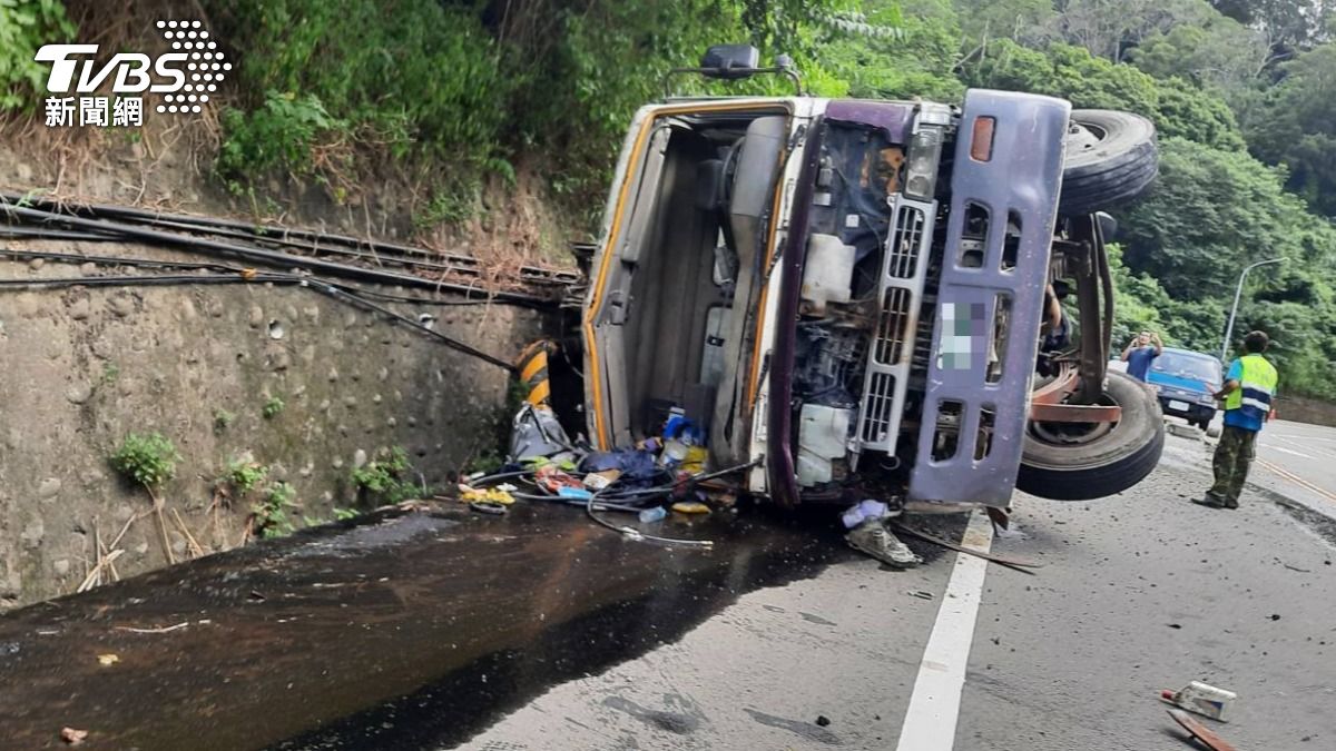 有片/汞浦車自撞山壁翻車 2苗栗男送醫路上救護車竟又被撞