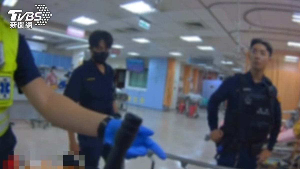 警方到急診室跟救護人員了解情況。(圖/TVBS)