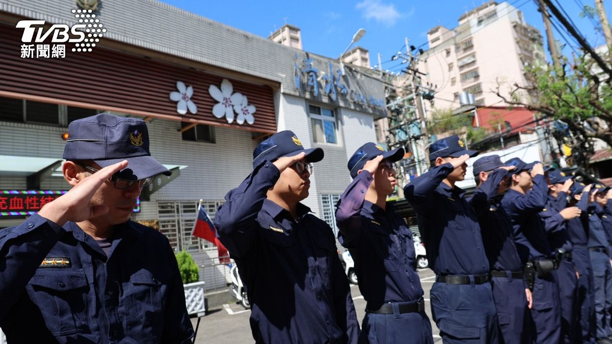 同事列隊送別。(圖/潘建樺攝)
