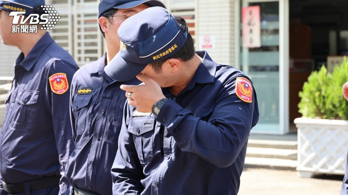 警員低頭拭淚。(圖/潘建樺攝)