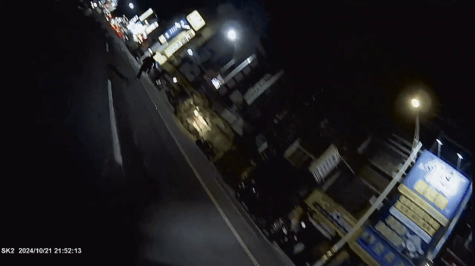 失聯越南男子大街上跑給警追,中間2度跌倒。(圖/TVBS)