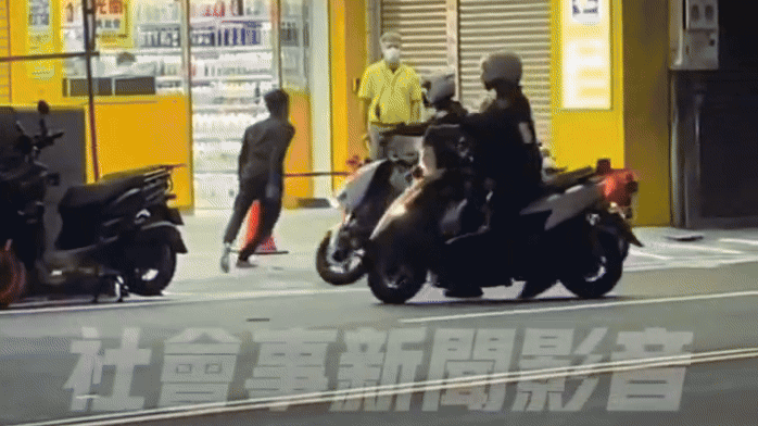 失聯越南男子大街上跑給警追,最後被外送員壓制。(圖/翻攝自社會事新聞影音)