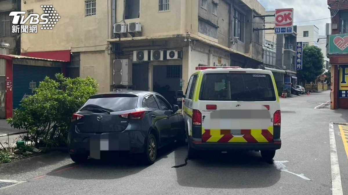 有片/新竹救護車慘遭汽車撞上 網友氣炸:是屎在滾嗎?