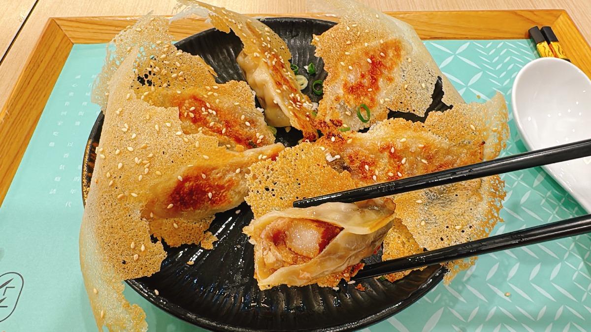 「墨竹亭/燃麵本家」神還原中華料理女神朴恩影的拿手招牌「東坡肉冰花餃子」。(圖/業者提供)