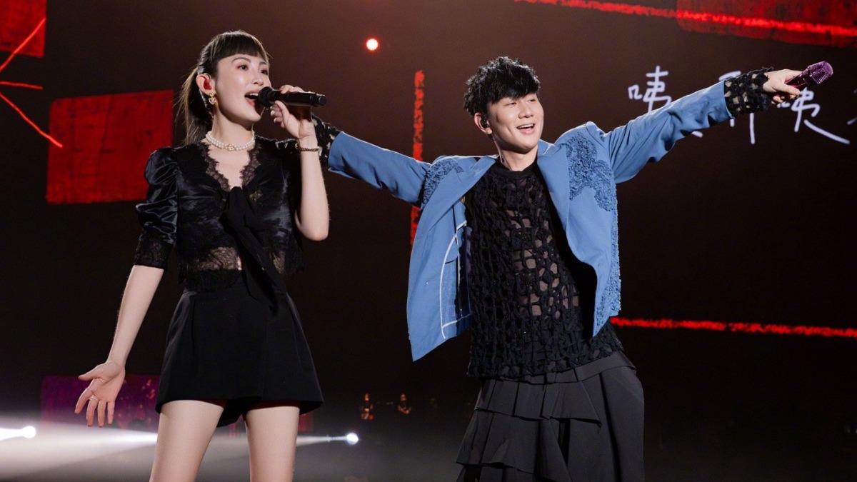 魏如萱擔任林俊傑廈門首場演唱會的嘉賓。(圖/翻攝自林俊傑微博)