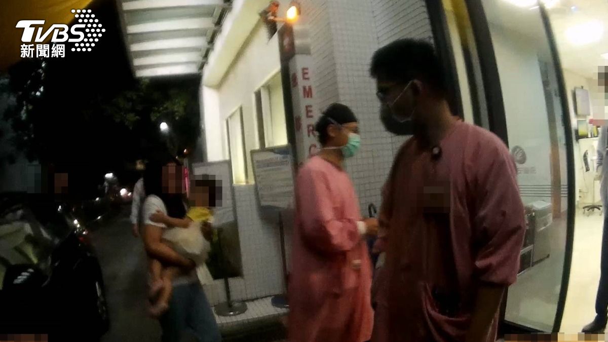 警方緊急開道送醫。(圖/TVBS)