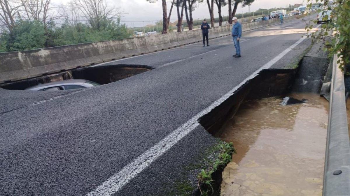 義大利西西里島淹成汪洋! 暴雨後馬路現大坑洞