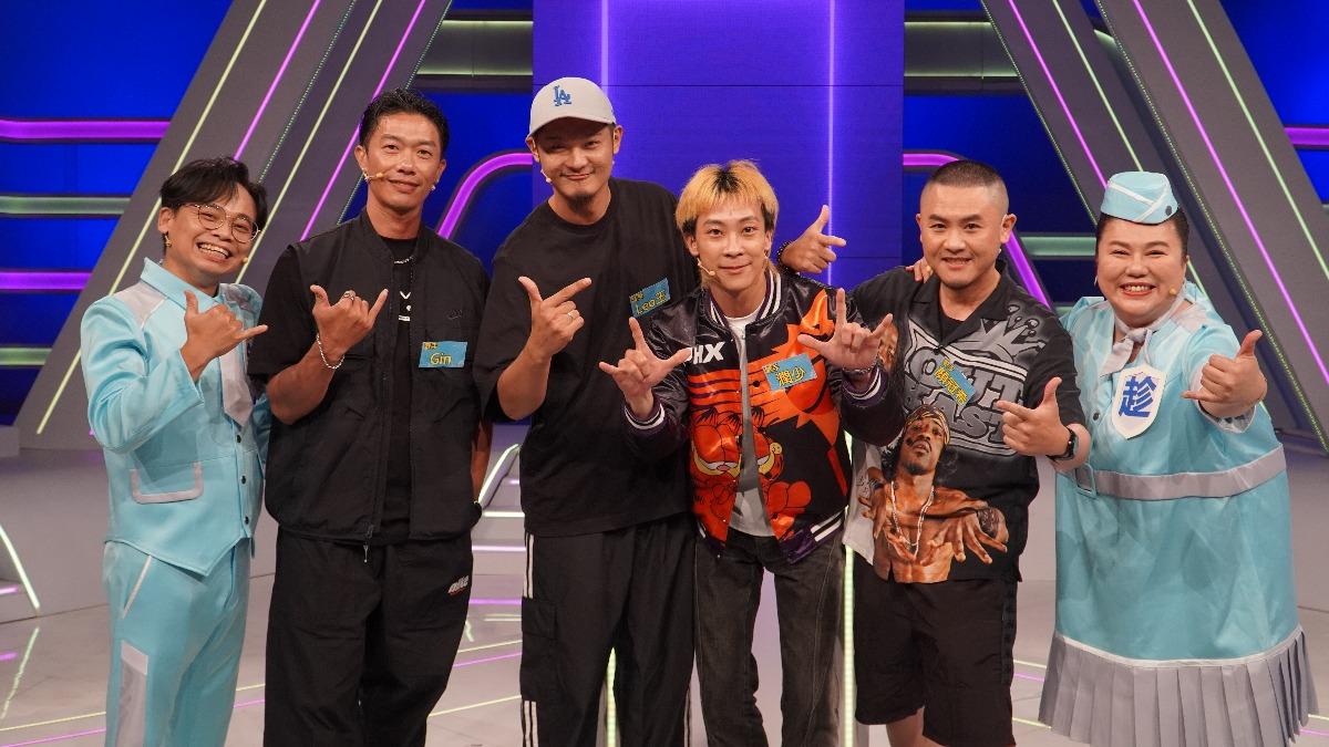 Leo王(左3)率領音樂好朋友GIN、潤少、顏冠希上《全家有智慧》爭奪百萬獎金。(圖/公視台語台提供)