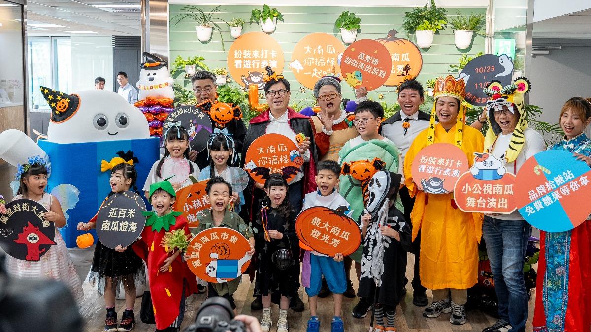 水果奶奶和高雄市長陳其邁為萬聖節打扮,發糖果給孩子同樂。(圖/高雄市政府提供)