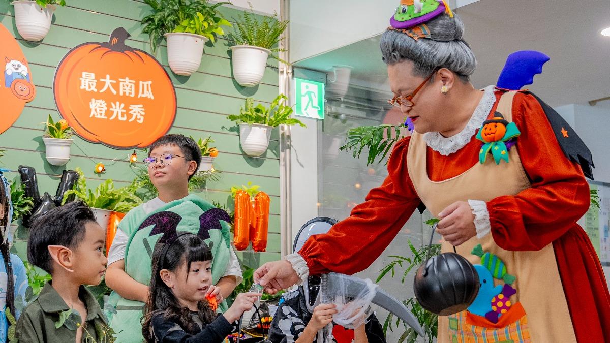 小朋友看到水果奶奶相當興奮。(圖/高雄市政府提供)