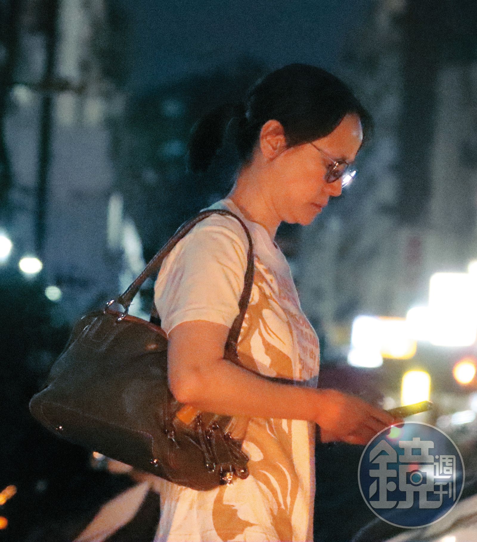 10月9日18:04,楊乃文近來出入都只有一個人,傳說有觀察的異性,但都落空。(圖/鏡週刊)