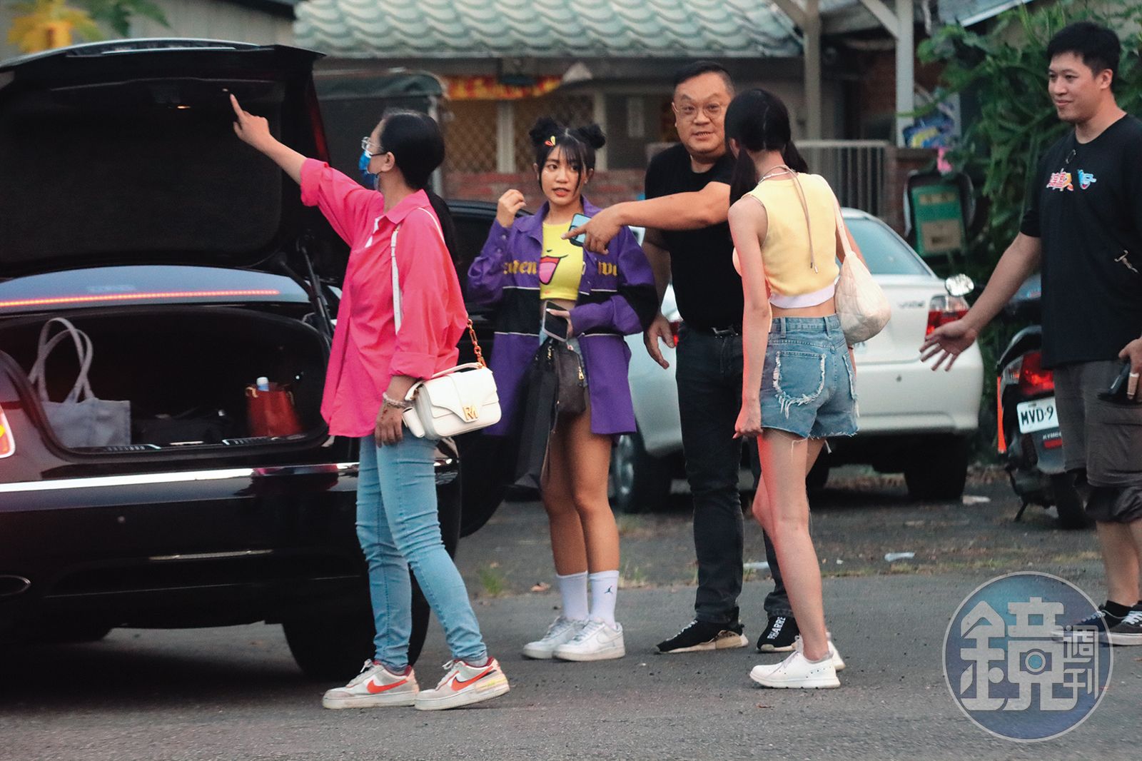 之前熊霓(左二)的爸爸(右二)緊跟著女兒工作;他曾跟胡瓜緊密合照,看似互動熱絡,可惜好景不常。(圖/鏡週刊)