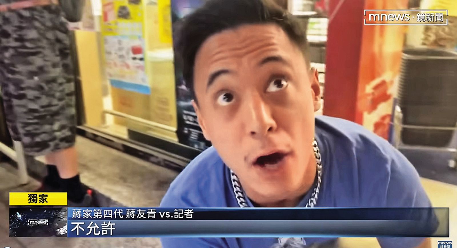 蔣友青8月現身超商，被巧遇的媒體要求訪問，突然情緒失控。（圖／翻攝自鏡新聞）